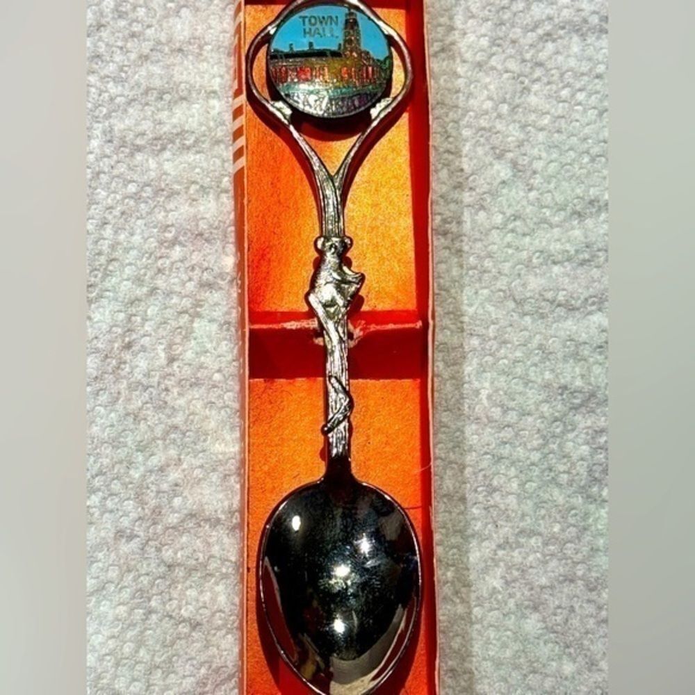 Swann and Hudson Peninsula Plate Souvenir Spoon - Australia -Town Hall